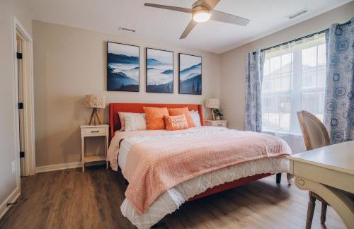 City Retreat - 4 Bedroom Oasis with King & Private Yard near Downtown - Foto 33