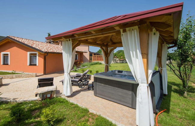 Attractive Holiday Home with Pool, Hot Tub, Patio, Courtyard - Foto 1