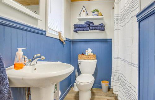 Cozy Wellston Cabin - Walk to Crystal Lake! - Foto 13