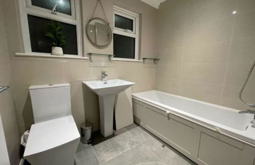 Stylish 2 bed pet-friendly coastal retreat - Foto 14