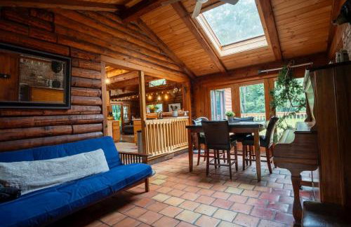 Cozy Log Cabin- W Fireplace - Foto 20
