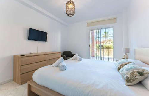 Bajo con acceso directo desde la terraza a la piscina y parking privado en La Reserva de Marbella by Sunny Residences - Foto 13