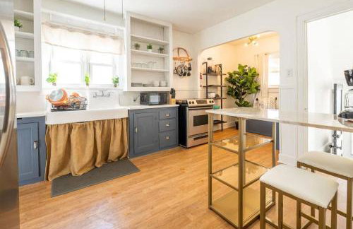 Charming Modern Farmhouse Retreat - Foto 25