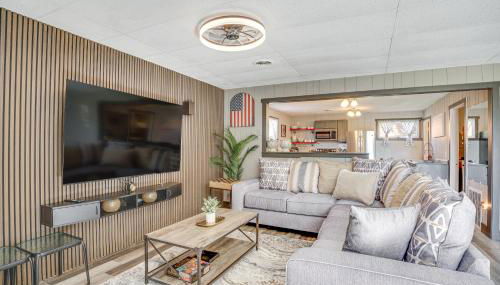 9 Mi to Shore Home with Hot Tub in Howards Grove! - Foto 2