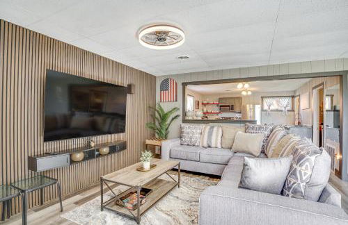 9 Mi to Shore Home with Hot Tub in Howards Grove! - Foto 2