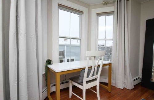 Charming Downtown Gem. 2 minutes to Salem. Workspace Included - Photo 4