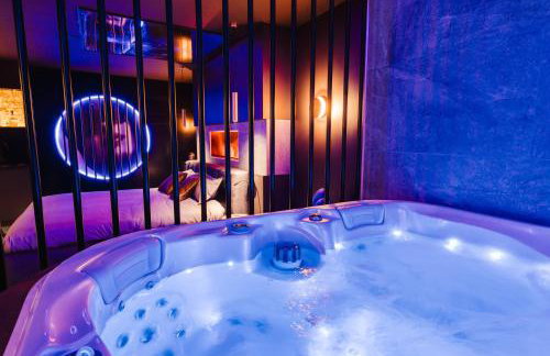 Love Room Les Private Places - Lit King Size et Jacuzzi Privé - Photo 3