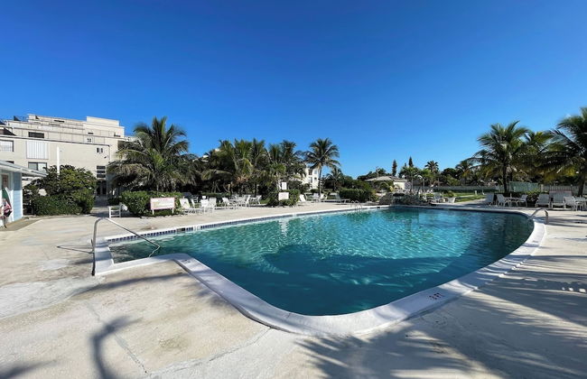 NEW Stunning Beachfront Condo at the Coral Beach - Foto 69