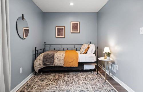 Hot Tub N64 Mins to Downtown Sleeps 8 - Foto 29