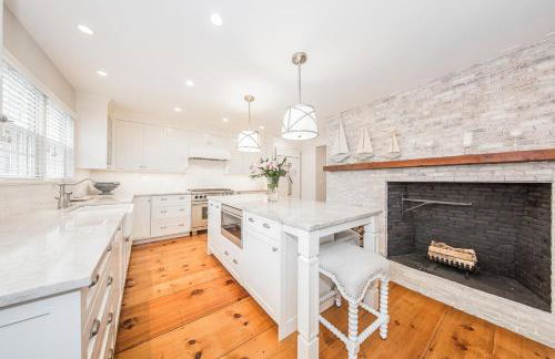 Close to Dtwn Nantucket! Group Getaway with Patio - Foto 8