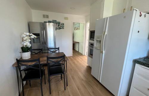 Modern 4 King Beds, Beautiful Large Backyard, Golf, WFH, Long Stays, WI-FI, FWY, 25 mins to Beach - Photo 10