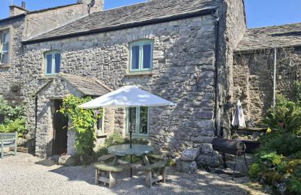 The Old Farmhouse, Yealand Redmayne, a characterful cottage in a rural setting - Photo 1