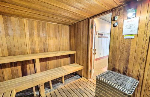 3 Mi to Sugar Mtn Resort! Family Escape with Balcony - Foto 28