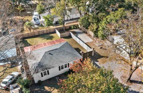 Chic Modern Cottage Near Downtown and Beaches Family - Photo 24