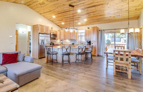 Hike and Snow Play! Overgaard Home with Fireplace - Foto 6