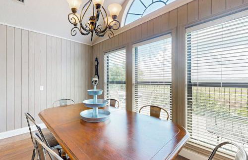 Spacious Lakefront Hideaway with Decks, Grill, Billiards, Tennis & Pool - Foto 8