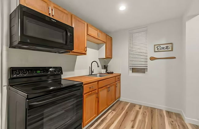 Urban Chic Apartments Near Center City - Photo 26