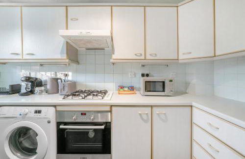 2BR Waterside View Free Parking Fast WiFi Terrace Balcony TV BBQ Garden Access - Foto 14