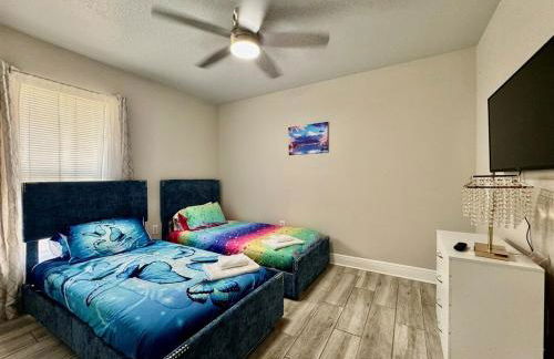 Modern 4BR 2BA with pool in gated community - Foto 39