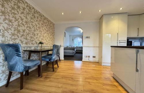 Olive, 3Bedrooms,1 extra Rm, Sleeps 9 with Garden, Free Parking in Grays, Lakeside, London - Foto 15