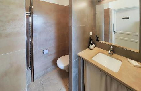 2 Bedroom Awesome Home In Saint-Laurent-De-La-Ca - Foto 21