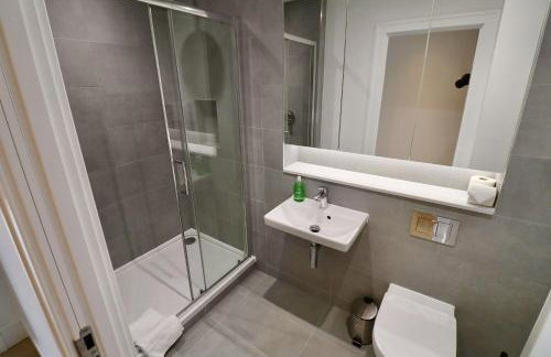 Chertsey Modern 2-Bed Flat with Ensuite, Parking & Ultra-Fast WiFi - Foto 9