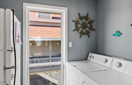 Oceanfront Galveston Beach House Steps to Sand! - Foto 13