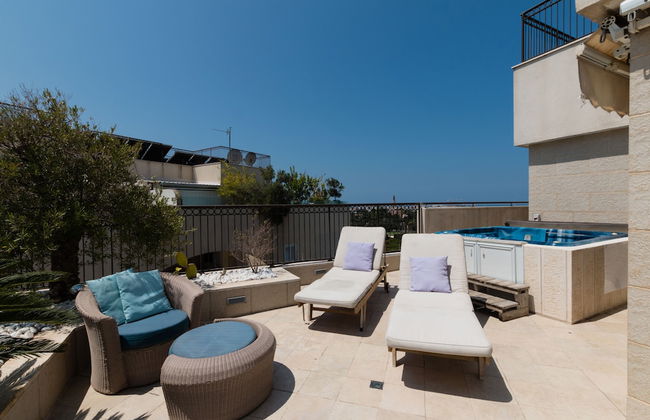 Apartment with Sauna, Hot Tub & Parking - Photo 29