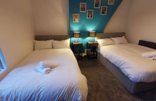 Spacious & comfy 4 bed house, 6 Beds, Free Private Parking & Wifi - Foto 14