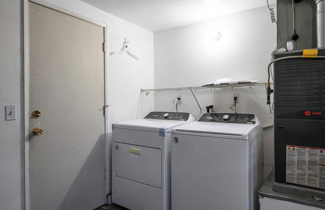 Spacious Retreat w Modern Decor and Private Yard - Photo 38