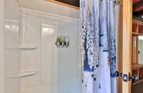 RoundTop Chalet - Hot Tub, Fire Pit & Mountain Views near Killington & Okemo - Foto 36