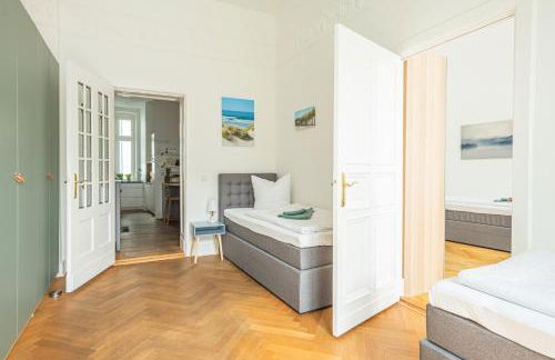 KAISER 02 by ROCKCHAIR Apartments l SUPERHOST Status l 3 Bedrooms Boxspringbeds 2 Bathrooms l Cozy Family & Business Flair 155 sqm 3 Balcony 2nd Floor Elevator up to 10 guests welcomes you! - Foto 8