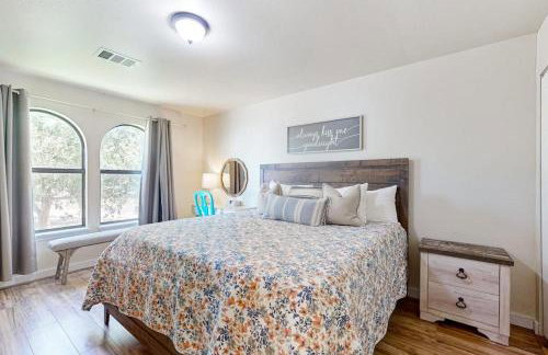 Blue Casa Rio | Riverfront Oasis with Private Beach, Deck & Fire Pit - Foto 14