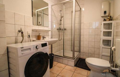 Moderne FeWo, nähe Bahnhof, Balkon, Burgblick, Boxspringbett, Waschtrockner - Foto 12