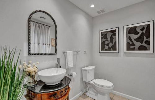 Lux Retreat with Indoor Swim Spa Game Lounge Theater Hot Tub Sauna - Foto 28