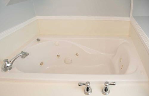 Lakefront Cottage with Private Hot Tub! - Foto 15