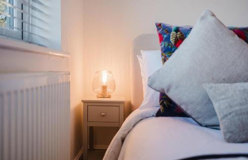 Corner House - Bright 2 Bed in Cheltenham - Photo 37