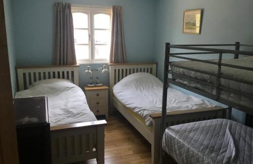 Off grid chalet . HOT TUB & SAUNA. Kid friendly. - Photo 7