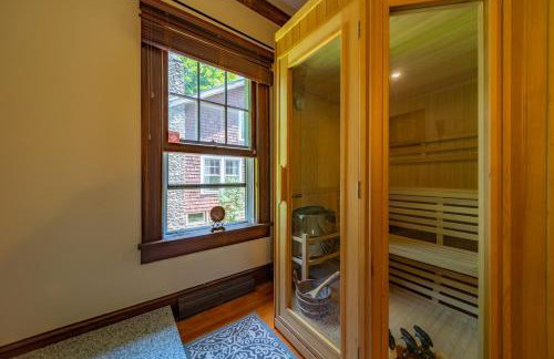 1920s Phoenicia Bungalow with Vintage Furnishings, Sauna, Fireplace, & Fenced Backyard - Foto 23