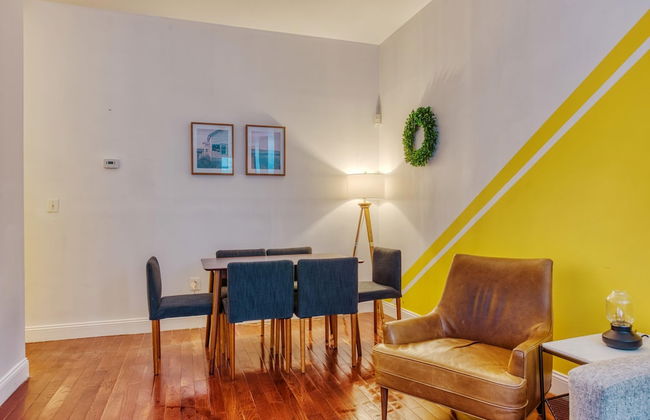 Stairway 3BR Apt w W D Ideal for Groups - Foto 1