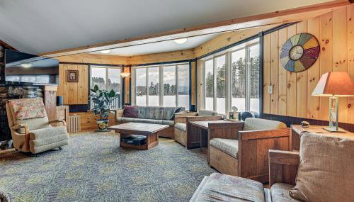 Dock and Views! Lakeside Family Escape in Wilton - Foto 5