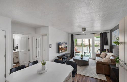 Deluxe 1BR 1BA Pool, Gym, Htub, Pkg - Foto 15