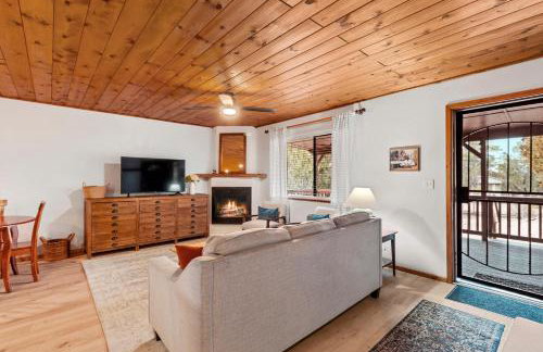 Cozy Cabin in Heber with a deck, fireplace and pet friendly - Foto 7