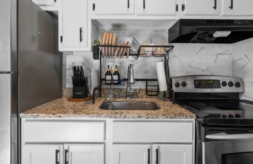 5 Min to Downtown - 7 to Duke - Washer and Dryer - Photo 13