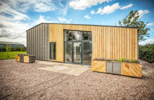 PRIVATE LUXURY BARN IN ITS OWN 0.75ACRES - Photo 1