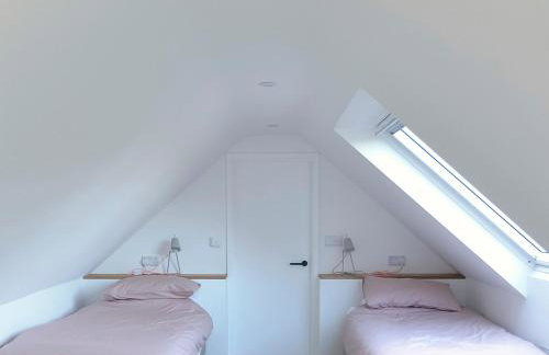 High Cogges Farm Holiday Cottages - The Cart Shed - Photo 15