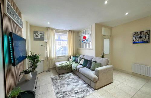 On Trend 3 Bedroom Home In Maerdy near Attractions - Foto 6