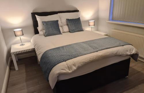 Whole House - 4 Bedrooms - Parking - Sleeps 8 - Foto 22