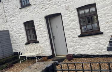 Cosy River Cottage in Brecon with a Fireplace - Photo 2
