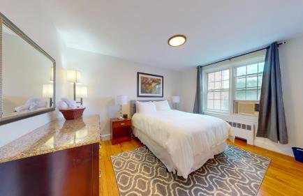 Bright 2br In Brookline - Photo 9